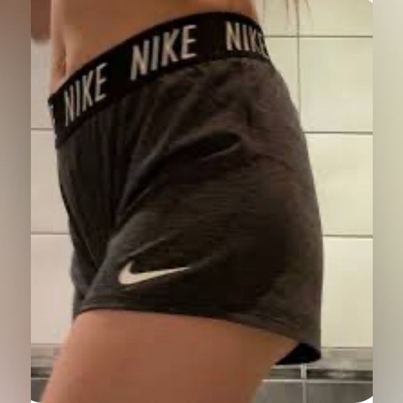 NIKE loose fit athletic shorts size women’s medium - Picture 1 of 8